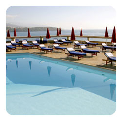 La piscine de l'hôtel Fairmont à Monaco