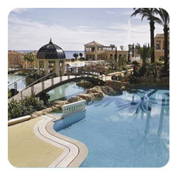 La piscine du Monte Carlo Bay Resort est unique - Réservez un Week-end Romantique à Monaco